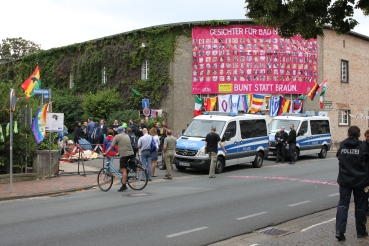 Vor dem Wincklerbad in Bad Nenndorf, vor dem die Nazis ihre Kundgebung abhalten wollten. Die Fassade wurde durch die Bad Nenndorfer Bürgerinnen und Bürger aus Protest gegen die Nazis geschmückt. Links sieht man AktivistInnen, die sich an einer Pyramide anketteten.