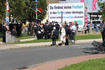 Auch Alt-Nationalsozialisten finden sich am Nenndorfer Bahnhof ein.