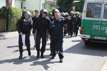 Schließlich rückten die wandernden etwa 400 Neonazis mit Polizeieskorte am Nenndorfer Bahnhof an.