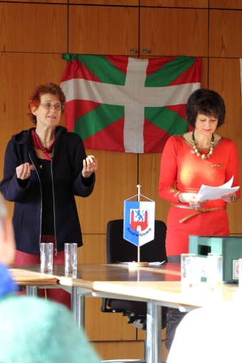 Die stellvertretende Bürgermeisterin Ute Lamla (rechts) begrüßt die baskischen Gäste. Mechthild Dortmund übersetzt die Rede.