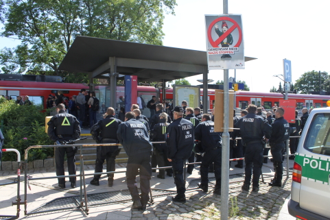 Antifaschisten aus Hannover gelang es am Vormittag einen Zug im Bahnhof von Bad Nenndorf zu blockieren, so dass Züge mit den anreisenden Nazis nicht einfahren konnten. Ein Teil der Nazis musste daraufhin den Fußmarsch vom nächstgelegenen Bahnhof Haste antreten.