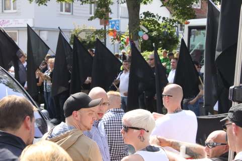 Auch viele schwarze Fahnen wurden mitgeführt. Das Foto wurde während der Nazi-Kundgebung vor dem Wincklerbad aufgenommen. Der Mann mit der schwarzen Schirmmütze im Vordergrund trat bald darauf als Redner auf.