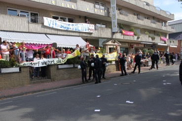Gegen die marschierenden Nazitruppen protestierende Anwohner in der Bahnhofstraße