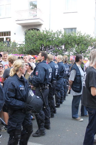 Der durch Nazigegner blockierte Kundgebungsplatz am Winklerbad wird durch Polizeiketten abgeriegelt