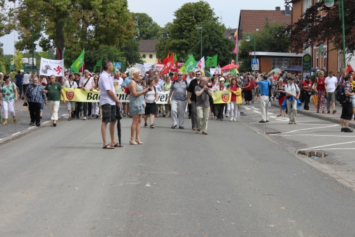 Die Spitze des Demonstrationszuges der Bad Nenndorfer Nazigegner