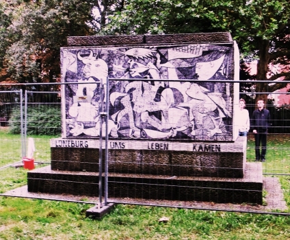 8.9.2013: Am „Tag des offenen Denkmals“ wird aus dem Kriegerdenkmal ein Mahnmal gegen den Krieg