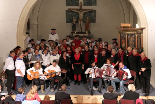 Gemeinsamer Auftritt des DGB-Chores Hannover und des Chores Urdaibai Kantagunea aus Gernika in der Wunstorfer Stadtkirche
