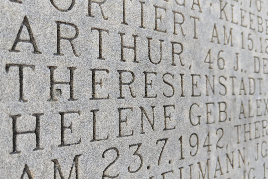 Detail Holocaust-Mahnmal am Opernplatz, Inschrift für Helene und Arthur Kleeblatt