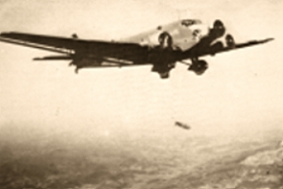 Ju 52 beim Bombenabwurf während des Spanischen (Bürger-)Krieges