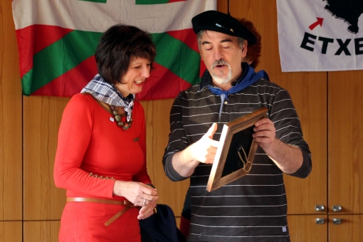 Julen Martinez überreicht Ute Lamla ein Blatt der Eiche von Gernika, die vor dem historischen baskischen Parlamentsgebäude in Gernika wächst